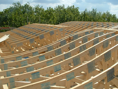 Curved nail plate roof trusses